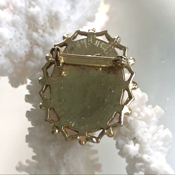 Estate Cameo Brooch - Picture 3 of 5